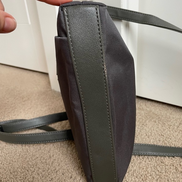 ROOTS crossbody - Picture 5 of 7